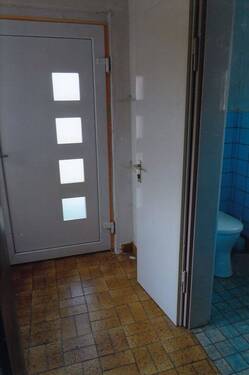 EG-Eingangsdiele mit Tür zum Gäste-WC - 