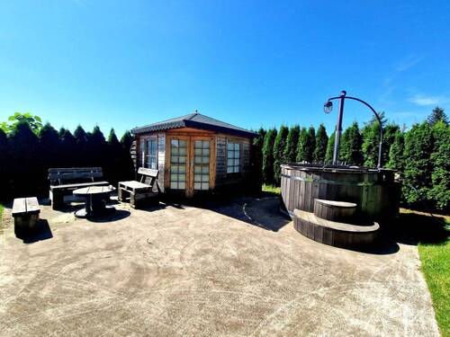 Badezuber und Gartenhaus - 
