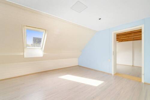 Schlafzimmer DG leer - 