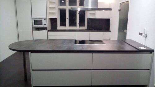 offene Küche mit Küchenblock - 6 Zimmer Mehrfamilienhaus, Wohnhaus zum Kaufen in Schulzendorf