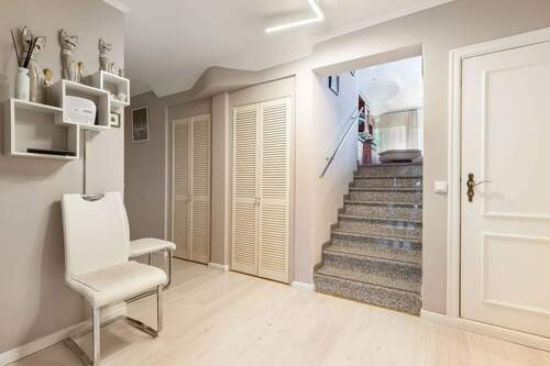 Diele mit Aufgang Wohnbereich - 