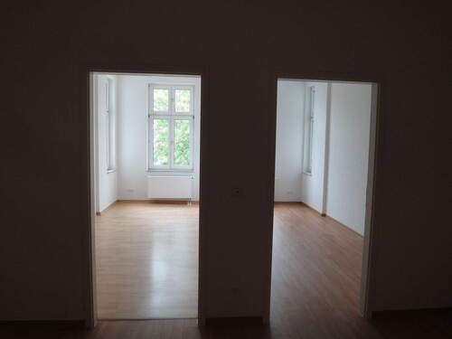 Flur (Blick ins Arbeits- & Kinderzimmer) - 