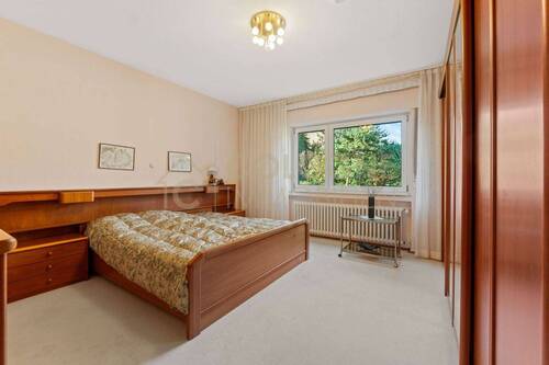 Geräumiges Elterschlafzimmer mit großen Fenstern in Richtung Garten - 