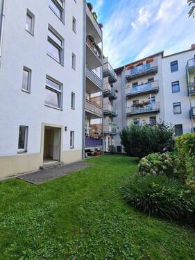 Garten & Hintereingang - 