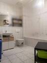Badezimmer mit Duschwanne - 