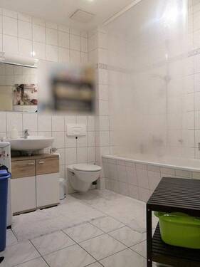 Badezimmer mit Duschwanne - 