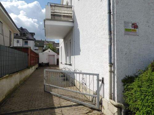 Einfahrt - 1 Zimmer Mehrfamilienhaus, Wohnhaus in Bünde