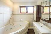 Bad mit Whirlpool und Fenster - 