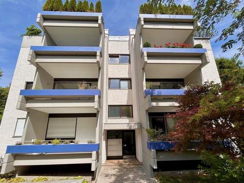 Ansicht Balkon und Gebäudeeingang - 