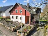 Hausansicht - Idyllisches Wohnen am Waldrand: Vielseitiges Mehrfamilienhaus auf 620 m² Grund