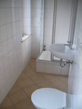 Tageslichtbad mit Dusche - 1 Zimmer Etagenwohnung in Limbach-Oberfrohna