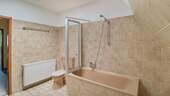 Wannenbadezimmer mit Dachfenster - 