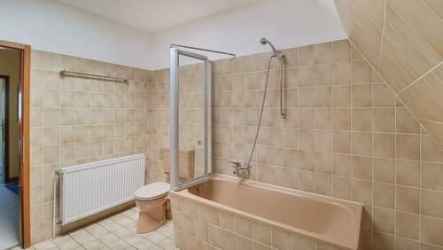 Wannenbadezimmer mit Dachfenster - 