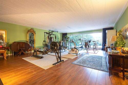 Soutterrain mit abgedecktem Pool - 