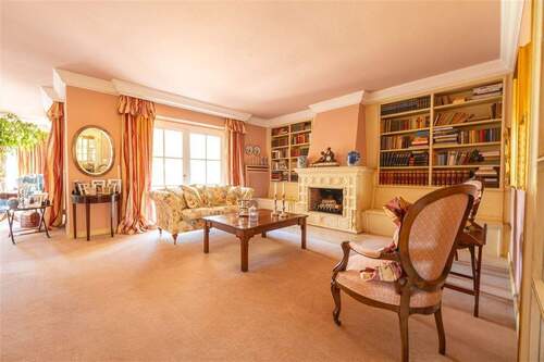 Kaminzimmer mit stilvoller Atmosphäre - 