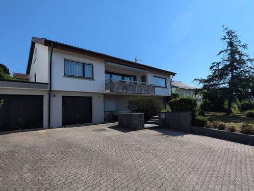 Großzügiger Einfahrtsbereich - 