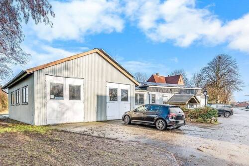 Gewerbegebäude mit Stellplätzen - 