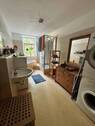 Badezimmer mit Wanne und Dusche im EG - 