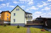 Objektansicht - Hier ist viel Platz! Ein- bis Zweifamilienhaus mit großer Garage und Ferienwohnung