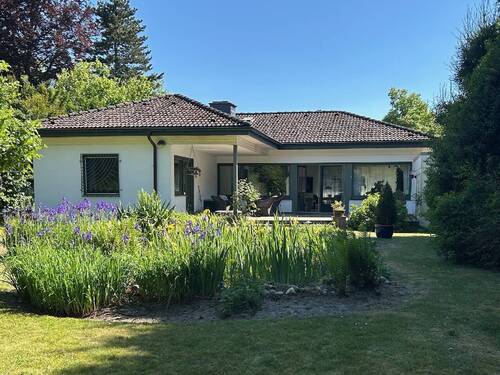 Gartenansicht mit Teich - 