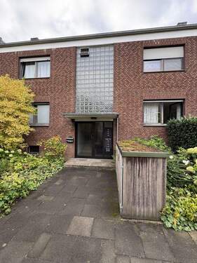 Hauseingang - Schöne 2-Zimmer Wohnung mit Balkon in Neuss (Stadionviertel)