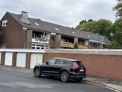 Garagen, Rückseite Haus - Etagenwohnung mit 82,00 m&sup2; in Neuss zum Kaufen