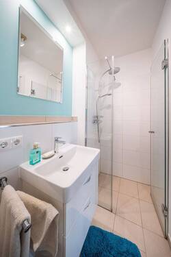 Gäste-WC mit Dusche - 