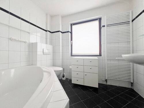 rechte Hälfte / OG / Wannenbad - 