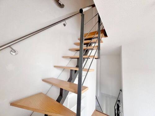 rechte Hälfte / Treppe ins Dachgeschoss - 