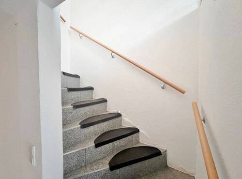 rechte Hälfte / Souterrain-Treppe - 