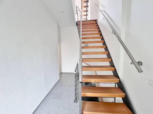 rechte Hälfte / Hochparterre / Flur - 6 Zimmer Einfamilienhaus in Bremen