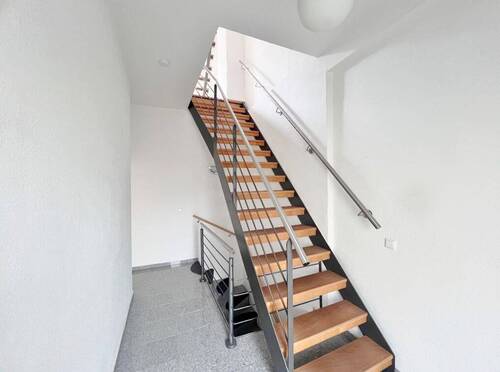 rechte Hälfte / Hochparterre / Flur - 