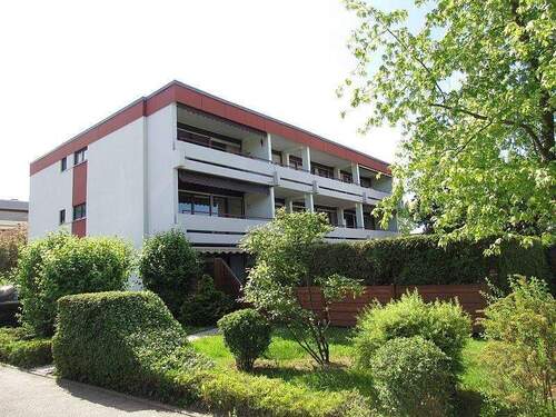 Ansicht vom Wohnhaus - Großzügige 3 Zimmerwohnung mit Balkon und Garage
