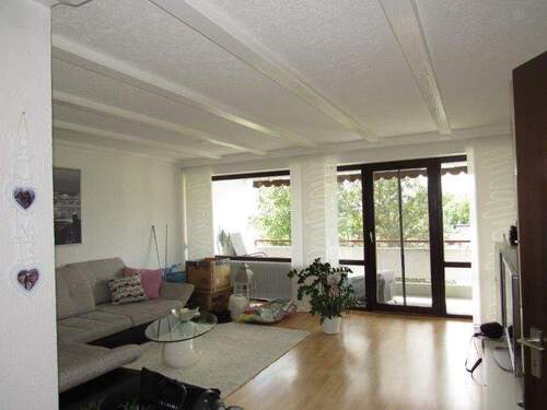 Wohnzimmer mit Balkon Beispielbild - Etagenwohnung mit 96,80 m² in Dittelbrunn zur Miete