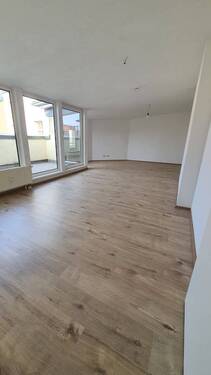großes Lichtdurchflutetes Wohnzimmer mit Terrasse - Helle 2-Zimmer-Wohnung mit Einbauküche und Dachterrasse in ruhiger und gepflegter & zentraler Lage in Magdeburg Alte Neustadt zu vermieten
