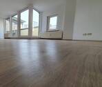großes Lichtdurchflutetes Wohnzimmer mit Terrasse - 2 Zimmer Terrassenwohnung zur Miete in Magdeburg