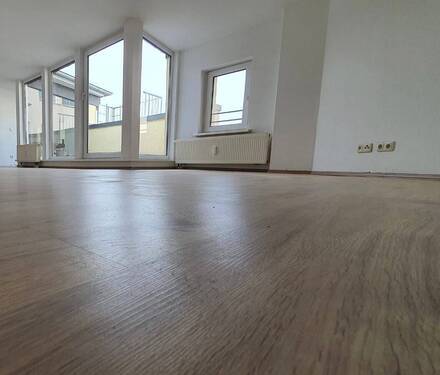 großes Lichtdurchflutetes Wohnzimmer mit Terrasse - 2 Zimmer Terrassenwohnung zur Miete in Magdeburg