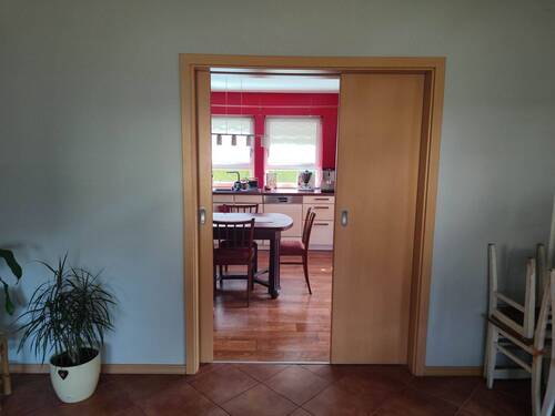 Blick vom Wohnzimmer zur Küche - Einfamilienhaus mit 134,00 m&sup2; in Kolkwitz zum Kaufen