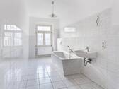 Wannenbad mit großem Fenster - 