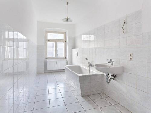 Wannenbad mit großem Fenster - 