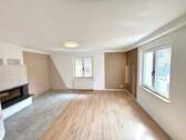 Wohnzimmer mit Kamin - 6 Zimmer Etagenwohnung in Forchtenberg-Sindringen