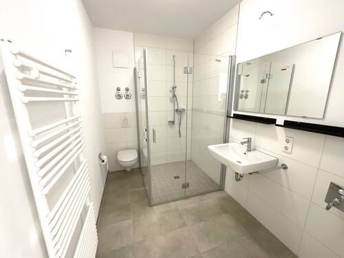 Bad mit Dusche - 