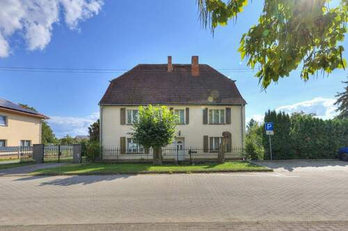 Straßenansicht - Großzügiges Mehrfamilienhaus mit Geschichte, 3 Wohnungen und großem Garten