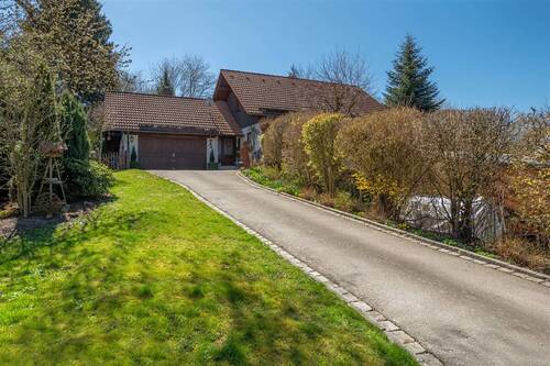 Zufahrt zum Anwesen - 6 Zimmer Einfamilienhaus in Tittling