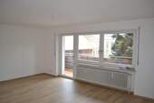 Wohnzimmer mit Balkonzugang Foto 1.JPG - 