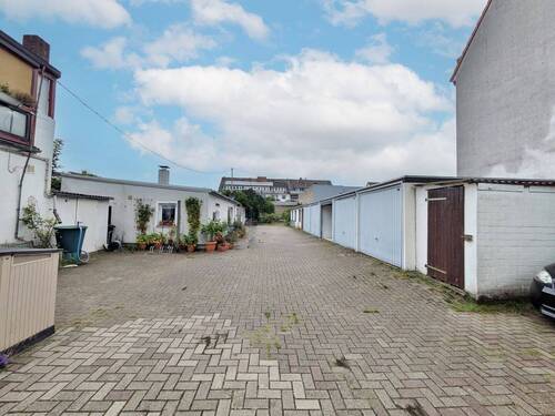 Blick zu den Garagen - 