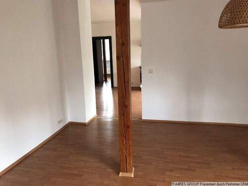 Blick von Wohnzimmer in Küche - 2 Zimmer Etagenwohnung zur Miete in Bautzen