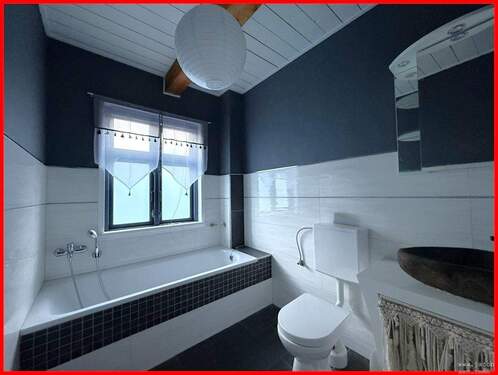 Badezimmer mit Badewanne - 