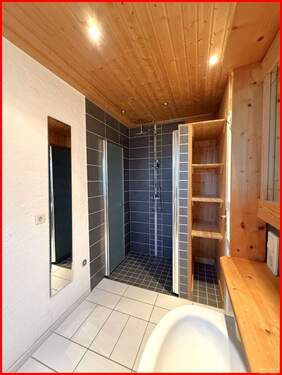 Badezimmer mit Dusche - 