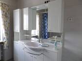 Badezimmer mit Einbaumöbel - 